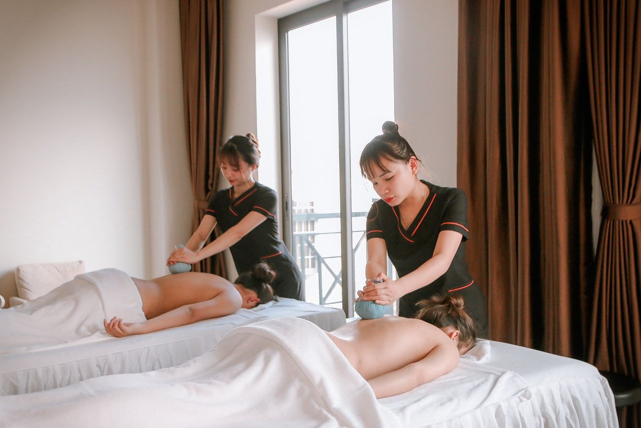 Mastering the First Impression: Your intriguing post title goes here Two women receiving soothing massages in a calming spa environment.